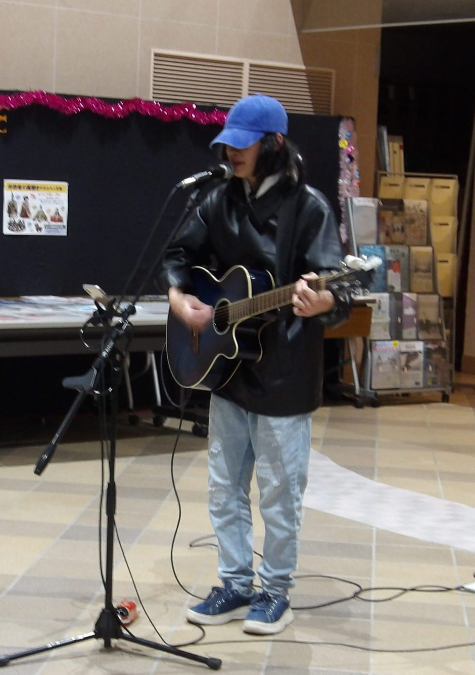 ギターを弾く美季