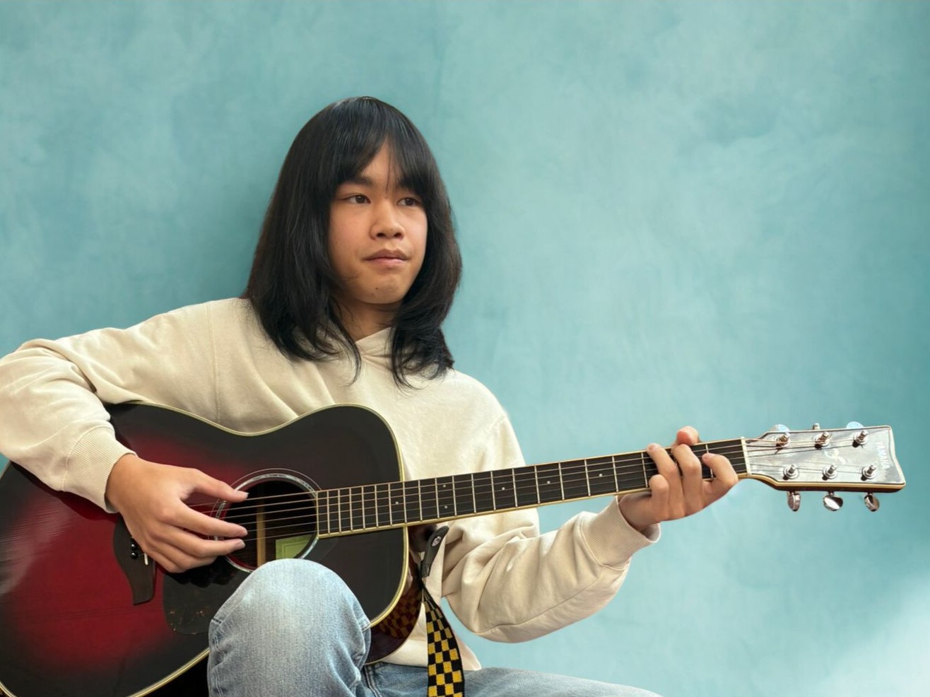 美季 ギターを持って